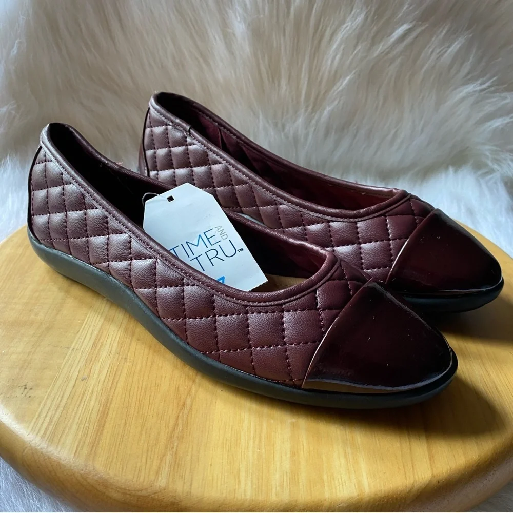 Time and Tru Quilted Flats - Burgundy and Black Women’s Size 7 Slip On Shoes‎